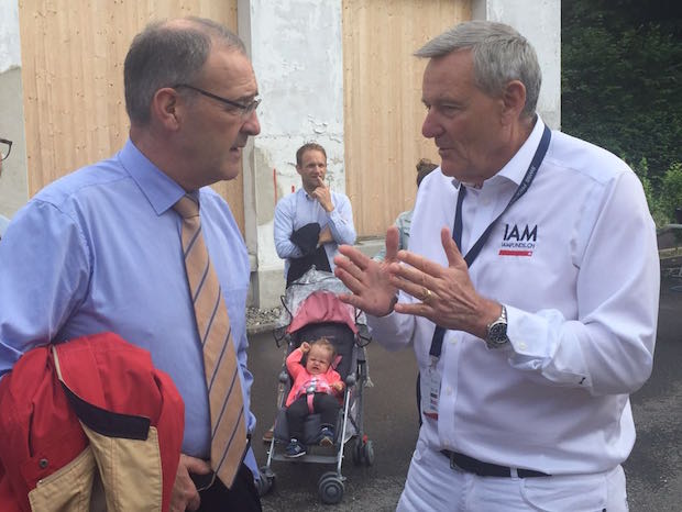 En visite sur le prologue du Tour de Suisse à Baar, le conseiller fédéral Guy Parmelin, Chef du Département fédéral de la défense, de la protection de la population et des sports s'est entretenu avec le fondateur de IAM Cycling, Michel Thétaz.